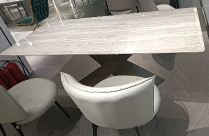 MR 1 dining table